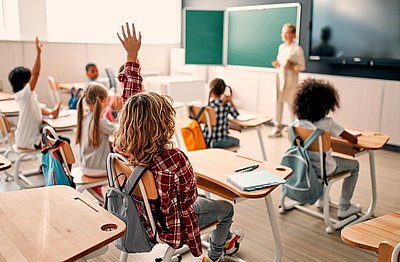 Kinder in einem Klassenzimmer in der Schule