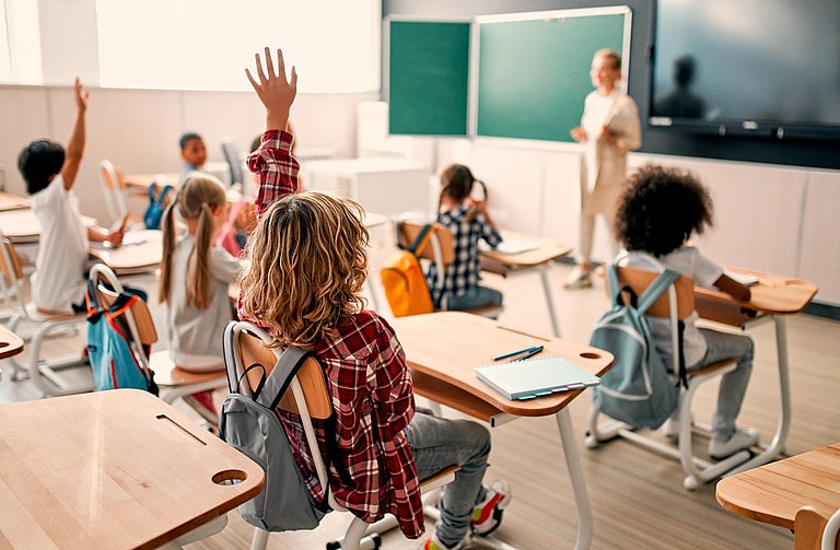 Brandwarnanlage für Schulen Kinder in einer Schule